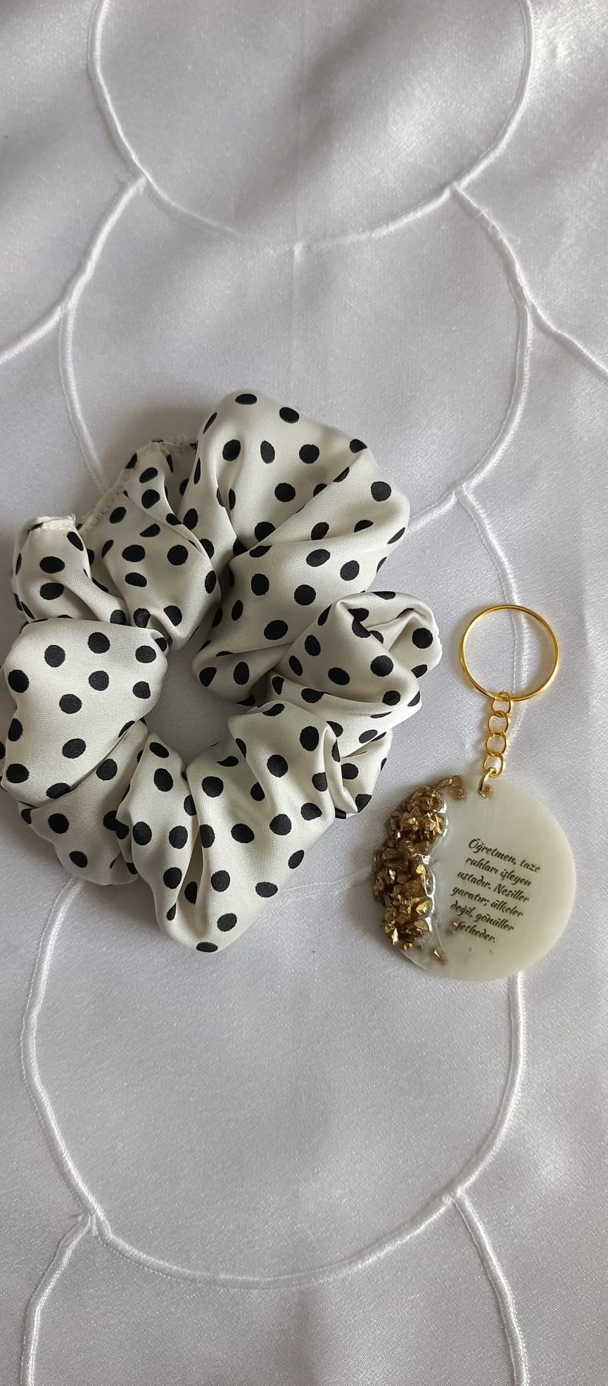 Krem ve Gold Tonlarında İkili Set Epoksi Anahtarlık & Desenli Toka